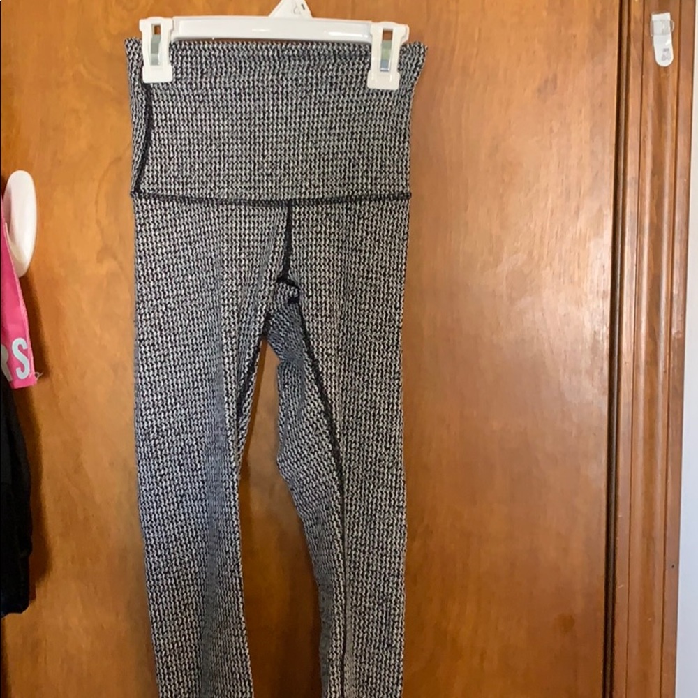 lululemon highwaisted leggings black and white
